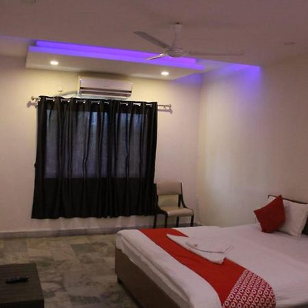 Hotel Krishna Pardi Exterior photo